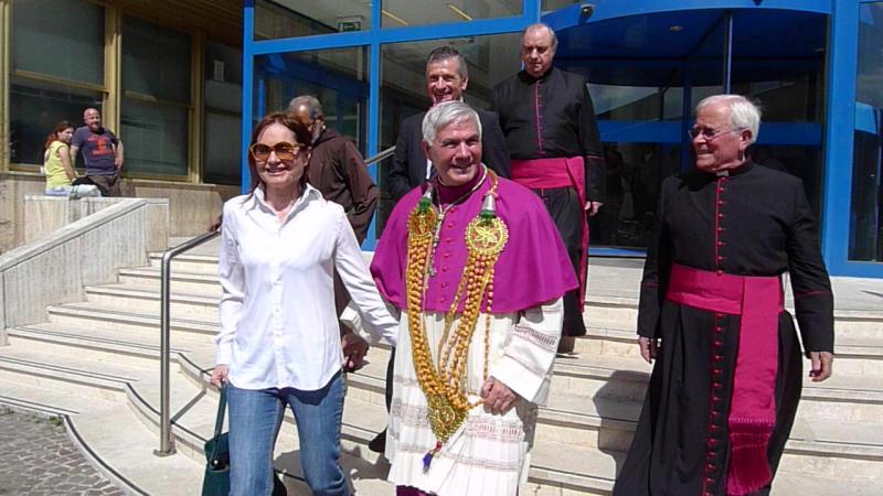 il vescovo giovanni d'ercole con monica acciarri