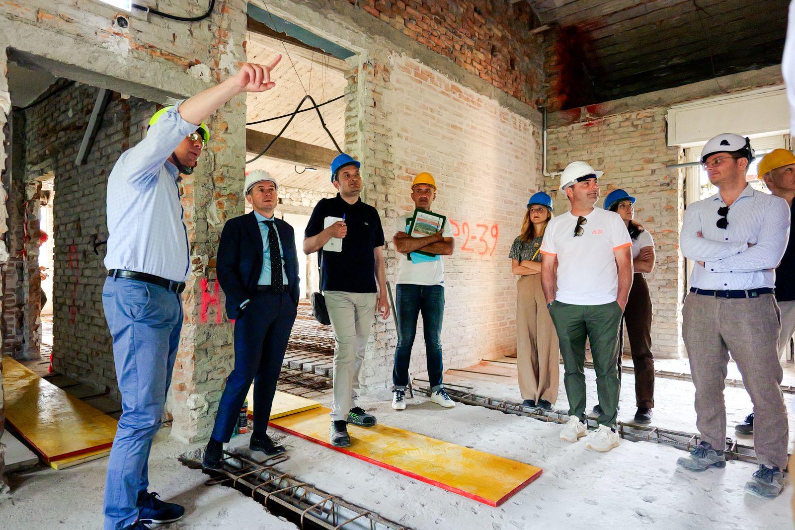 Prosegue a ritmo spedito il recupero dell'edificio di via Giusti: saranno realizzati 18 nuovi alloggi, spazi comuni per i condomini e servizi vari