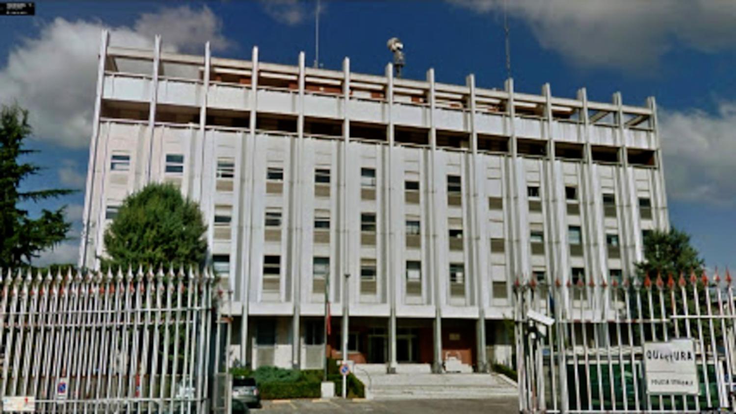 La Polizia di Stato denuncia un ragazzo che deteneva illegalmente armi bianche e sostanze stupefacenti