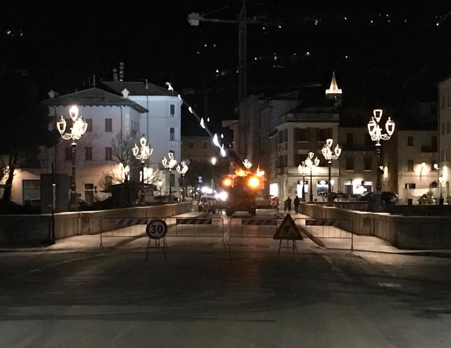 Ponte nuovo di Campo Parignano chiuso, si lavora anche di notte per lavori di installazione della luce monumentale 