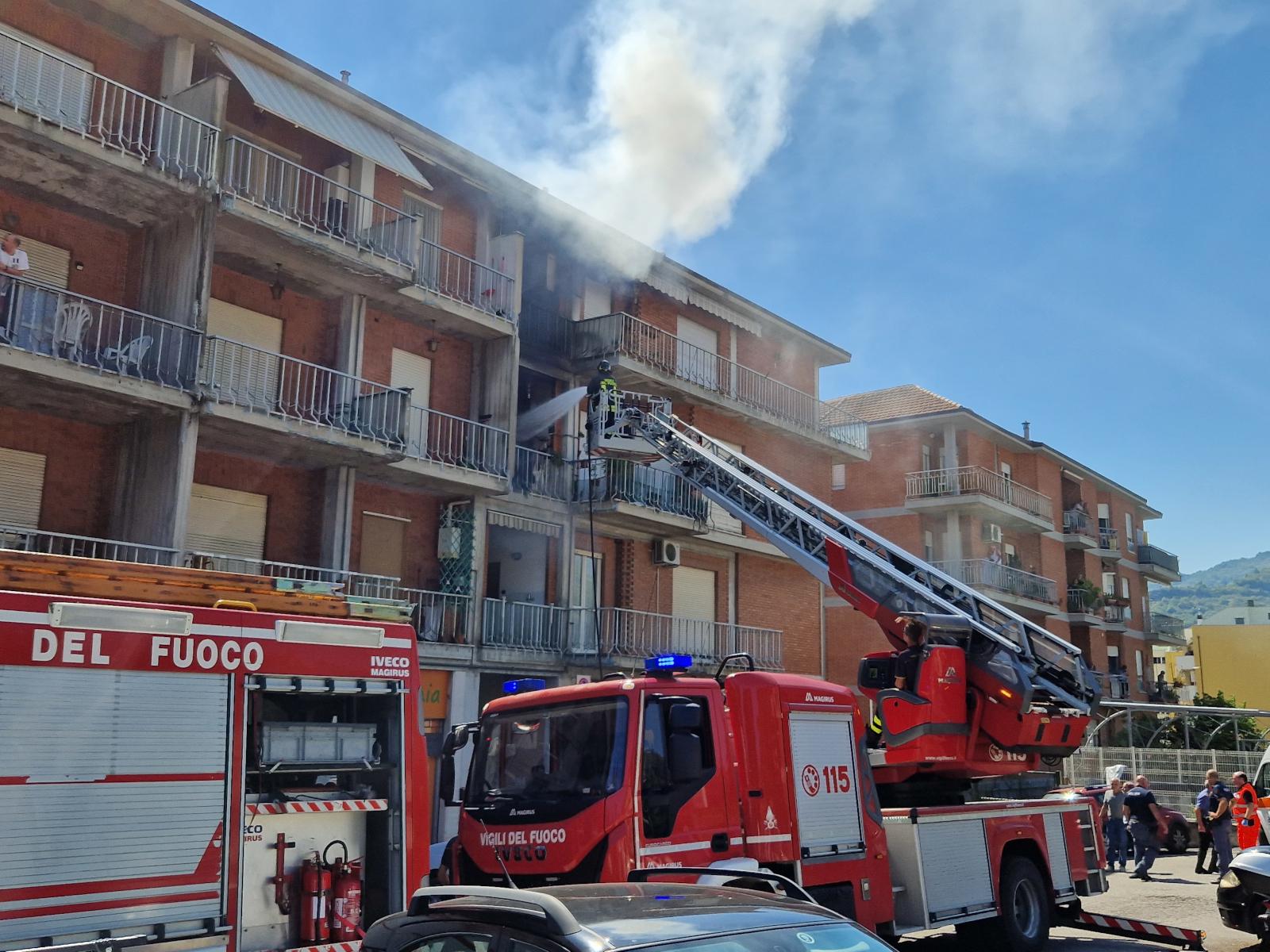 Due abitazioni in fiamme in via Circonvallazione ovest ad Ascoli Piceno: non ci sono feriti
