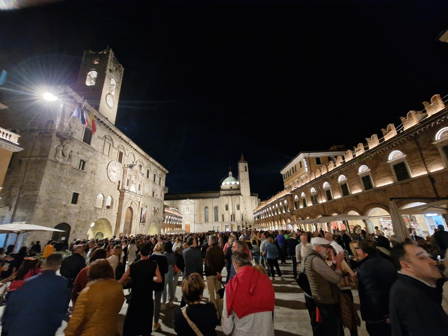 Una nuova cornice di luce per Palazzo Arengo e Piazza del Popolo