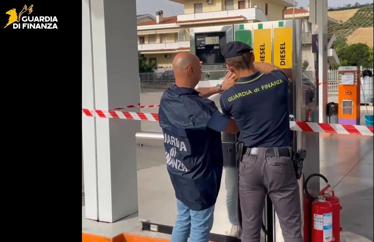 Le Fiamme gialle di Ancona e Ascoli Piceno hanno eseguito un sequestro di beni per oltre 4 milioni di euro riconducibili a due esponenti di un clan di camorra
