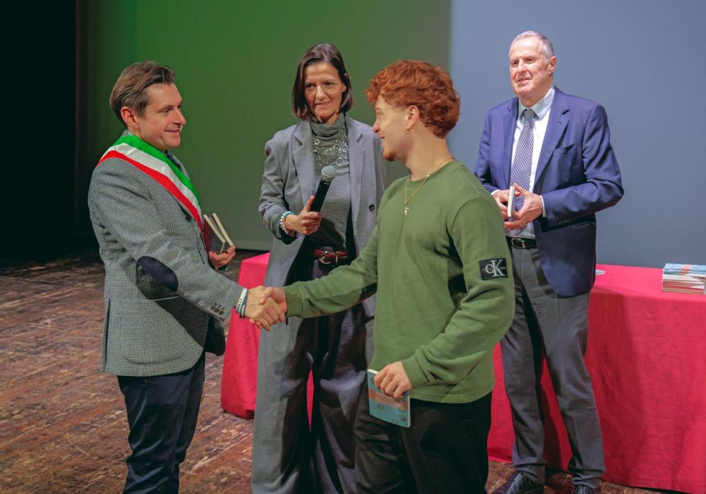 Al Teatro Ventidio Basso si è svolta la cerimonia di consegna della Costituzione ai diciottenni