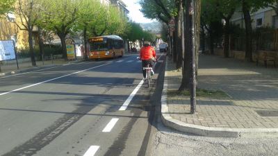 Via le piste ciclabili dai marciapiedi in via Marconi