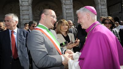 Il saluto del sindaco Castelli al Vescovo D'Ercole