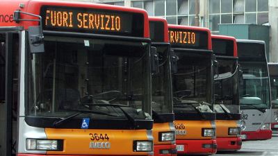 Guida l'autobus ubriaco e ferisce 5 persone