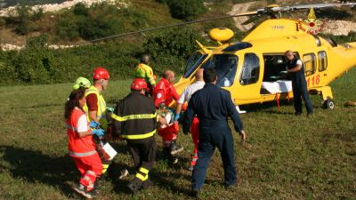 Operaio colpito da escavatore