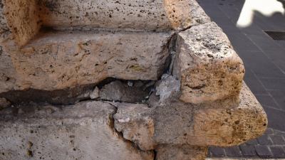 Loggia dei Mercanti lesionata dalla porta di ferro