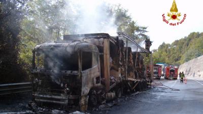 Tir distrutto dalle fiamme