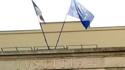 Tribunale di Ascoli Piceno, sulla facciata la 'Ivstitia' con sponsor