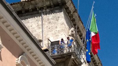 Prysmian, operai incatenati al balcone di palazzo dei Capitani