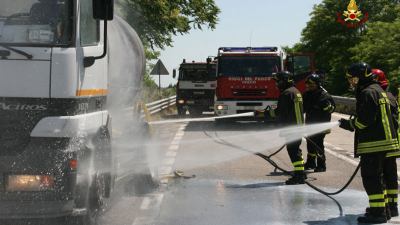 Incendio di camion con cisterna, Salaria bloccata per oltre un'ora