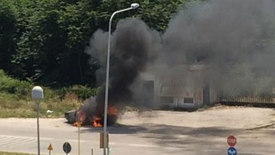 Auto con impianto a gas in fiamme, evitata l'esplosione