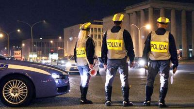 Ucraino minaccia con un martello i poliziotti, denunciato per violenza e resistenza