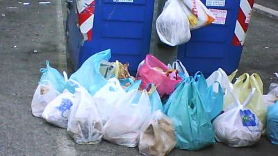 Sacchetti per l'umido inservibili, si rompono tutti