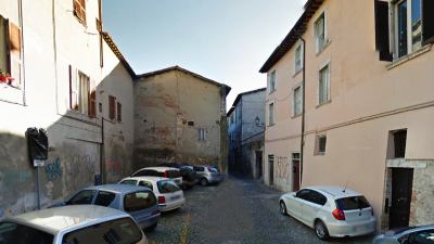 Interdetta la viabilità  veicolare in rua del Picchio per immobile pericolante