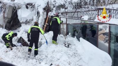 Valanga sull'hotel Rigopiano, scende a 12 il numero dei dispersi