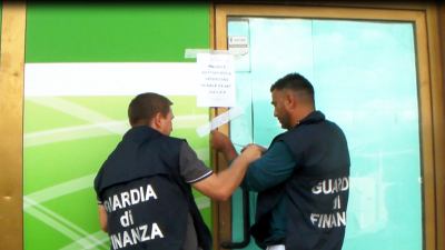 Centro commerciale a rischio crollo sequestrato dalla Guardia di finanza: era aperto al pubblico