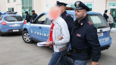 Non paga il whisky alla cassa e tenta di fuggire: preso dalla Polizia di Stato