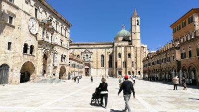 Ascoli riparte con discrezione nell'immagine di piazza del Popolo finalmente con vita ma nel rispetto del distanziamento sociale dopo il lock down