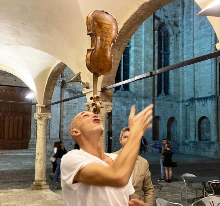 Ascolipicenofestival, altri quattro concerti: Prima nazionake con il genio Nisinman Gilles Apap fa l’equilibrista in piazza del Popolo