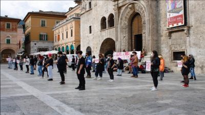 Studenti in piazza in tutta Italia: «classi pollaio e pochi docenti, altro che rientro in sicurezza»