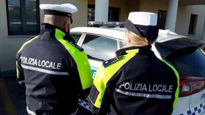 Tampona un'auto in sosta e fugge: rintracciato dagli agenti della Polizia municipale tramite il sistema di video sorveglianza