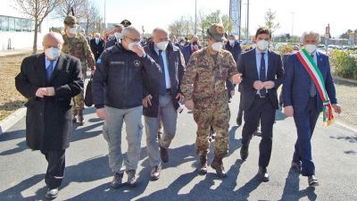 Il Generale Figliuolo e il capo della Protezione Civile Curcio nelle Marche: 'Regione vicina al target delle vaccinazioni e sopra la media per gli over 80'. La visita ai centri vaccinali di Piediripa di Macerata e Ancona