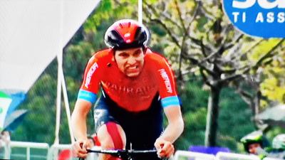 Gino Mader taglia per primo il traguardo di San Giacomo e vince la sesta tappa del Giro d'Italia: Attila Valter è la nuova  Maglia Rosa