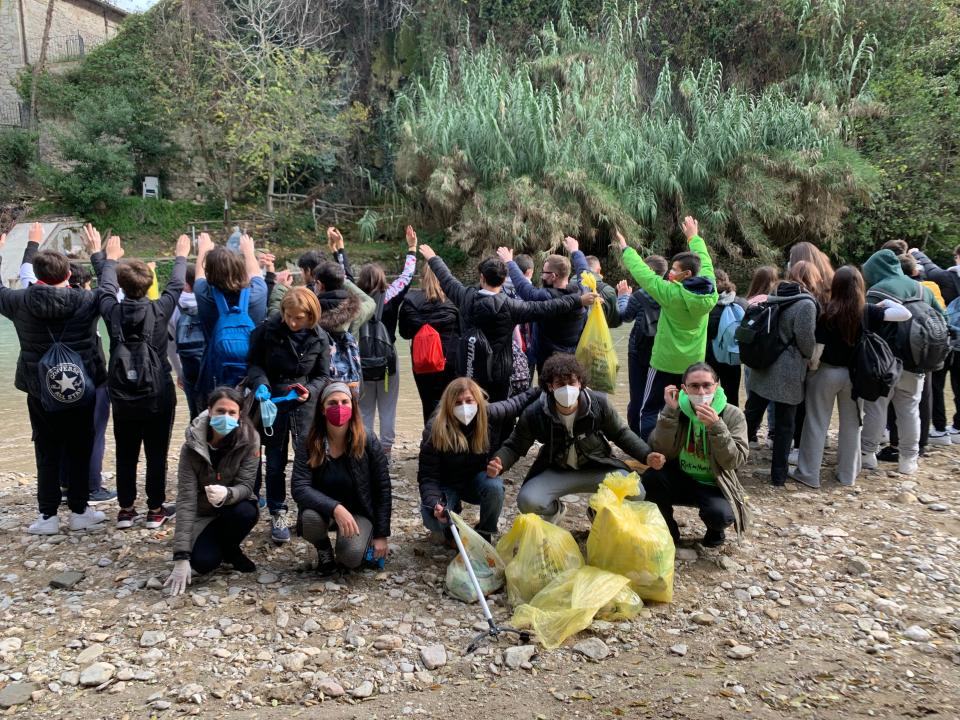 Ambientiamoci Insieme di Questione Natura: ripuliamo la scuola e la città