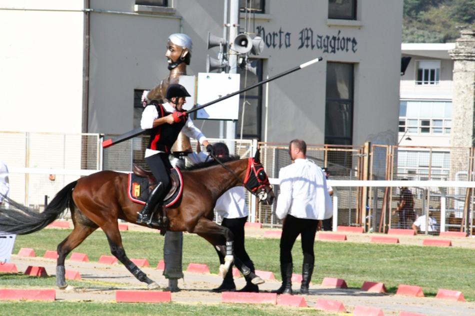 Massimo Gubbini vince per Porta Tufilla il palio della Quintana in onore di S. Emidio, è la settima vittoria per i colori rossoneri