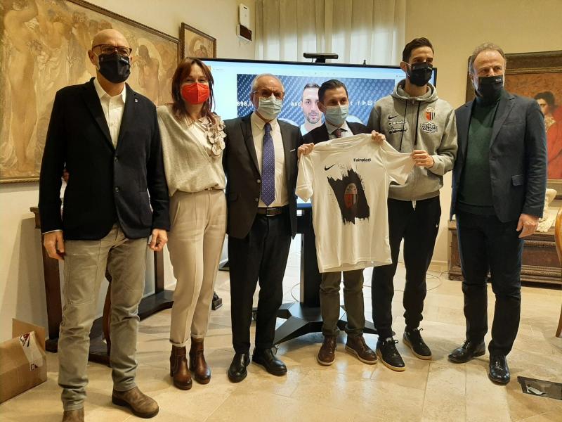 Il Comune di Ascoli Piceno, l'Ascoli Calcio e Fainplast donano ai ragazzi delle scuole primarie le maglie tecniche bianconere