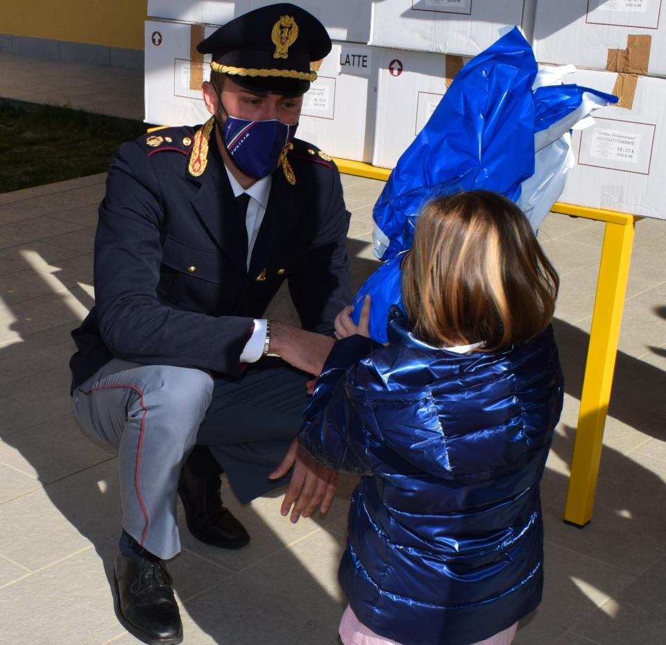 Santa Pasqua 2022, i Poliziotti del I Reparto Mobile di Roma ad Arquata del Tronto portano uova pasquali ai bambini nelle zone colpite dal sisma 2016