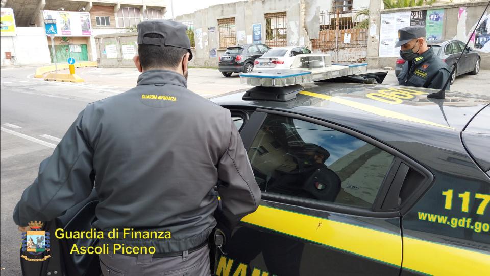 Percepivano il reddito di cittadinanza ma erano proprietari di 12 immobili tra abitazioni e fabbricati ad uso commerciale, nonché di 45 terreni